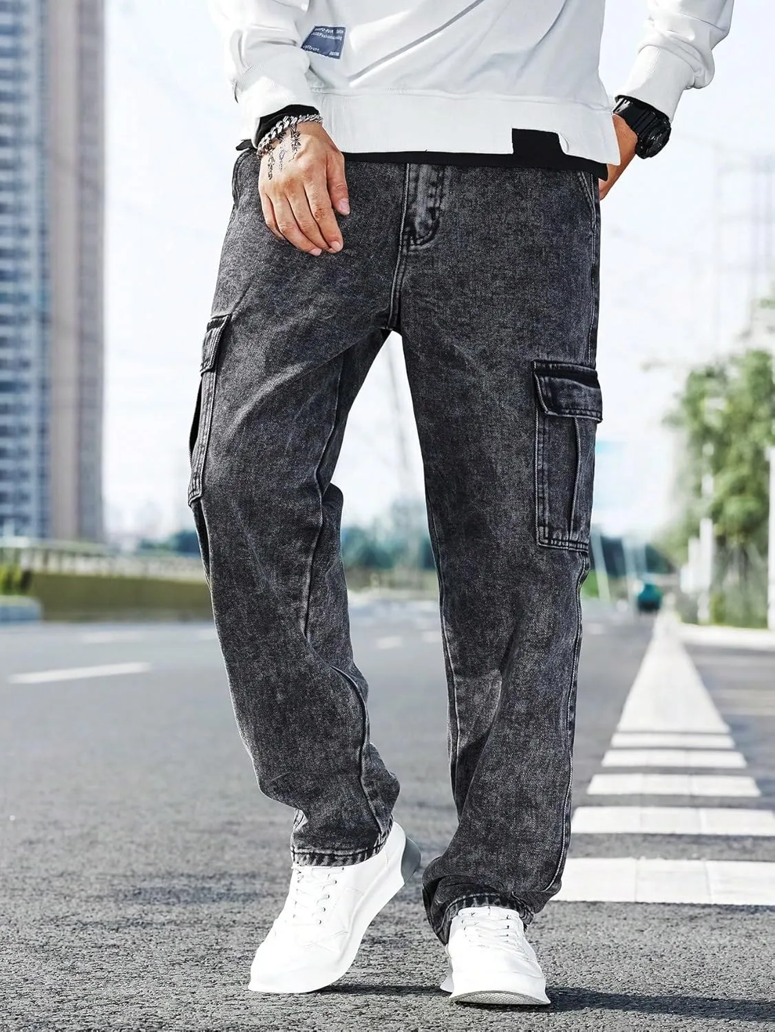 WDIRARA Men's Slim Fit Cargo Jeans Straight Leg Streetwear Denim Work Pants with Flap Pockets