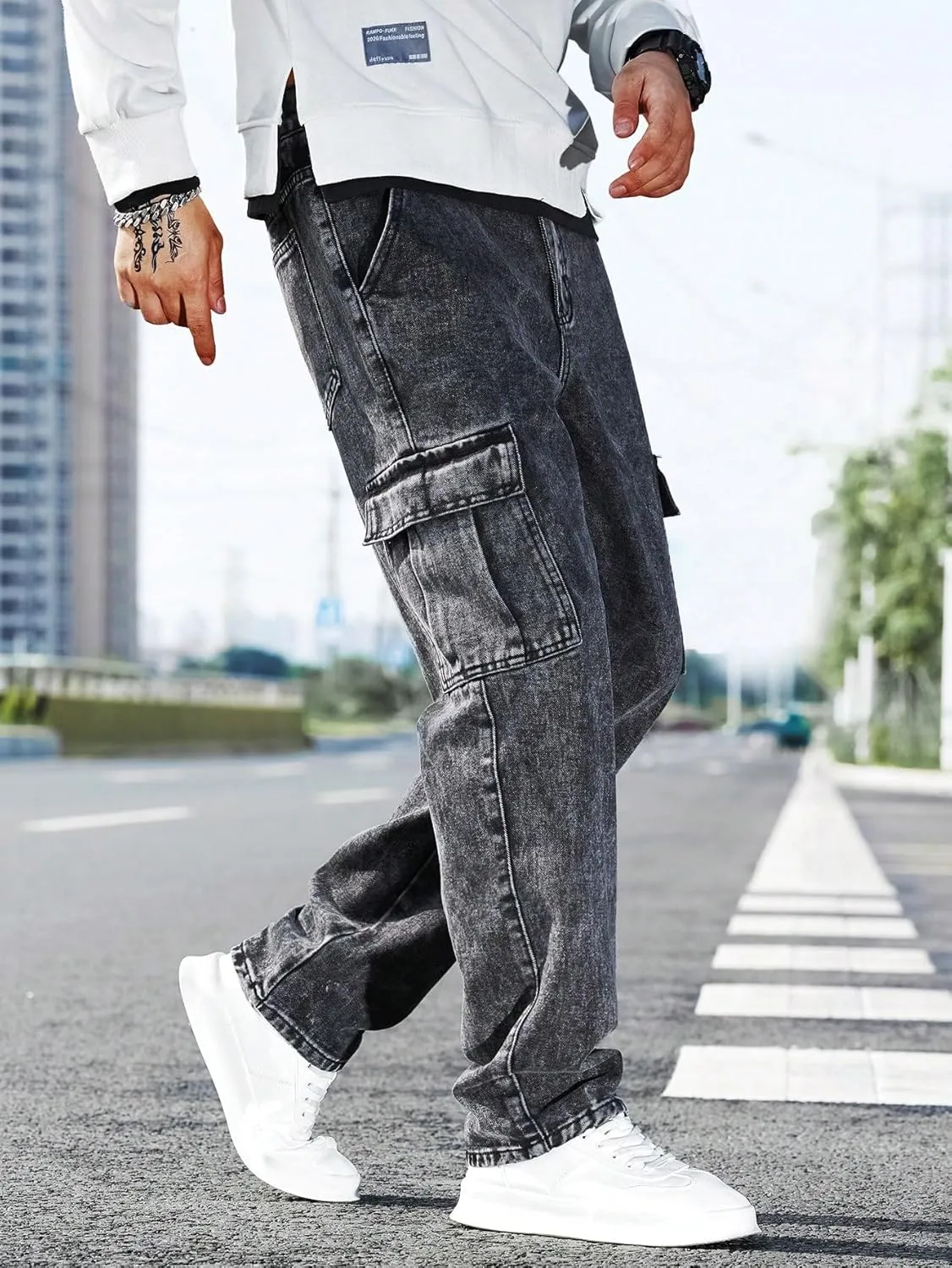 WDIRARA Men's Slim Fit Cargo Jeans Straight Leg Streetwear Denim Work Pants with Flap Pockets